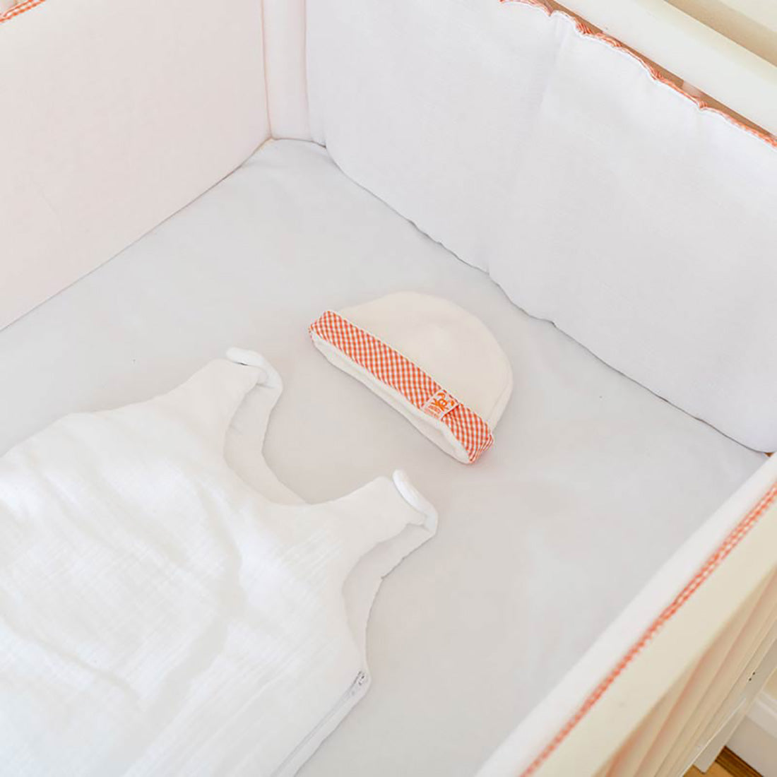 Økologisk hue til nyfødt i blød bomuldsfleece – fremstillet i Frankrig. Perfekt til at holde baby varm de første dage. Farve: Ternet