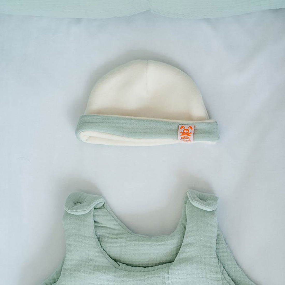 Økologisk hue til nyfødt i blød bomuldsfleece – fremstillet i Frankrig. Perfekt til at holde baby varm de første dage. Farve: Grøn