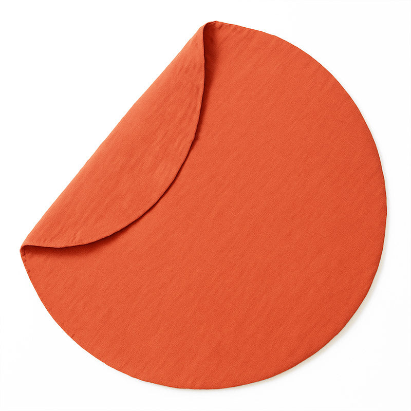 Rundt legetæppe i økologisk bomuld – jordbærfarvet