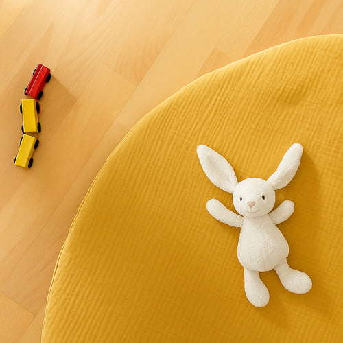 GOTS-certificeret legetæppe i økologisk bomuld med blødt legetøj – symbol på ansvarlige tekstiler og bæredygtig produktion