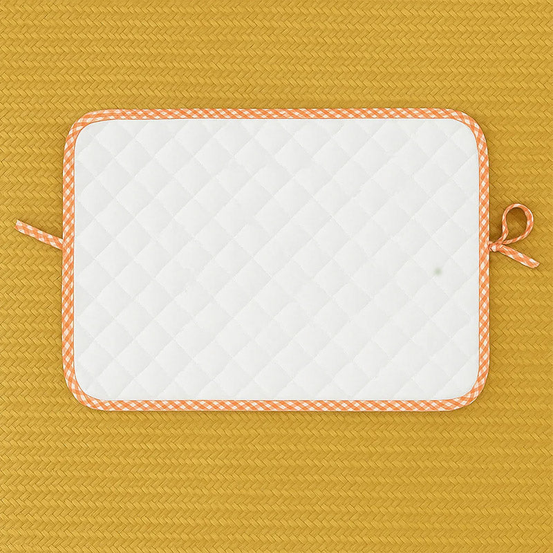 Pusleunderlag i økologisk bomuld – sammenklappeligt og vandafvisende med blød polstring, perfekt til skift hjemme og på farten.