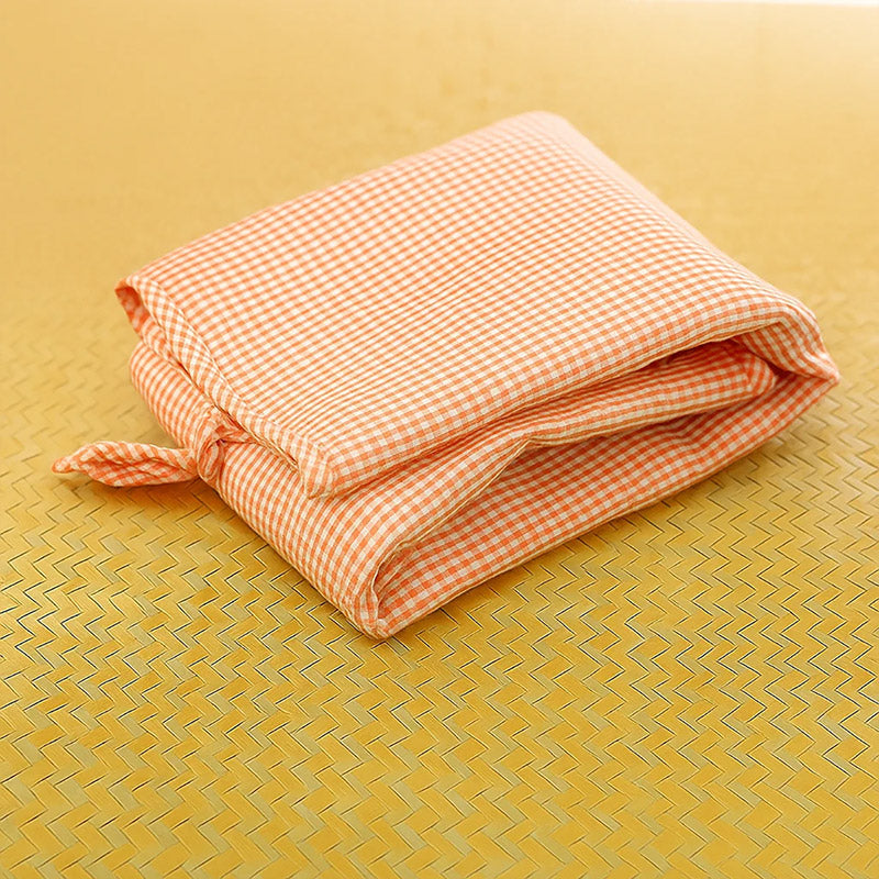 Pusleunderlag i økologisk bomuld – sammenklappeligt og vandafvisende med blød polstring, perfekt til skift hjemme og på farten.