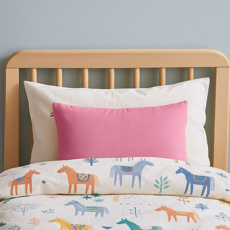 Blød pude i 100 % økologisk bomuld – lyserød nuance, ideel til hygge og indretning på børneværelset.