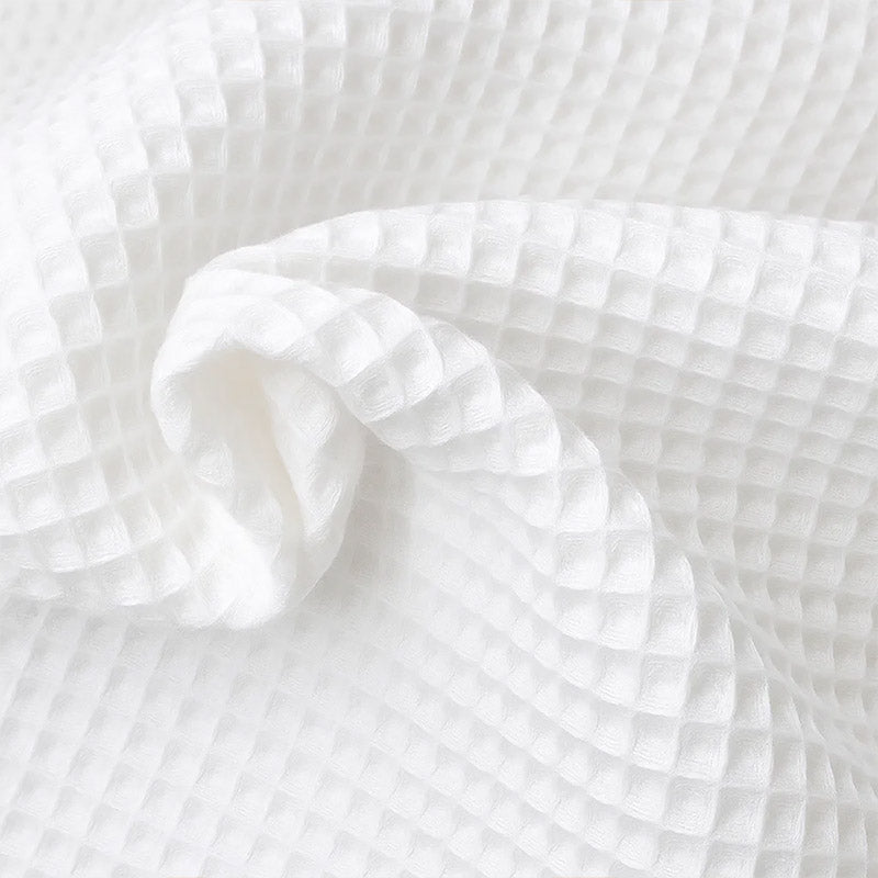 Babytæppe i vaffelvævet økologisk bomuld – blødt og åndbart, fremstillet i Frankrig.