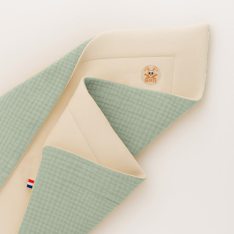 Babyplaid i grøn og hvid økologisk bomuld – blødt og vendbart tæppe fremstillet i Frankrig