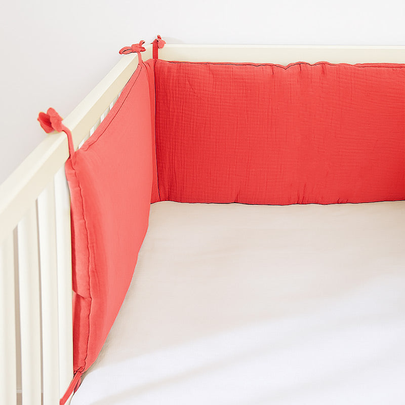 Sengerand i økologisk bomuld – jordbærfarvet og blød med Oeko-Tex-certificeret fyld, passer til tremmesenge 60x120 og 70x140 cm, fremstillet i Frankrig.