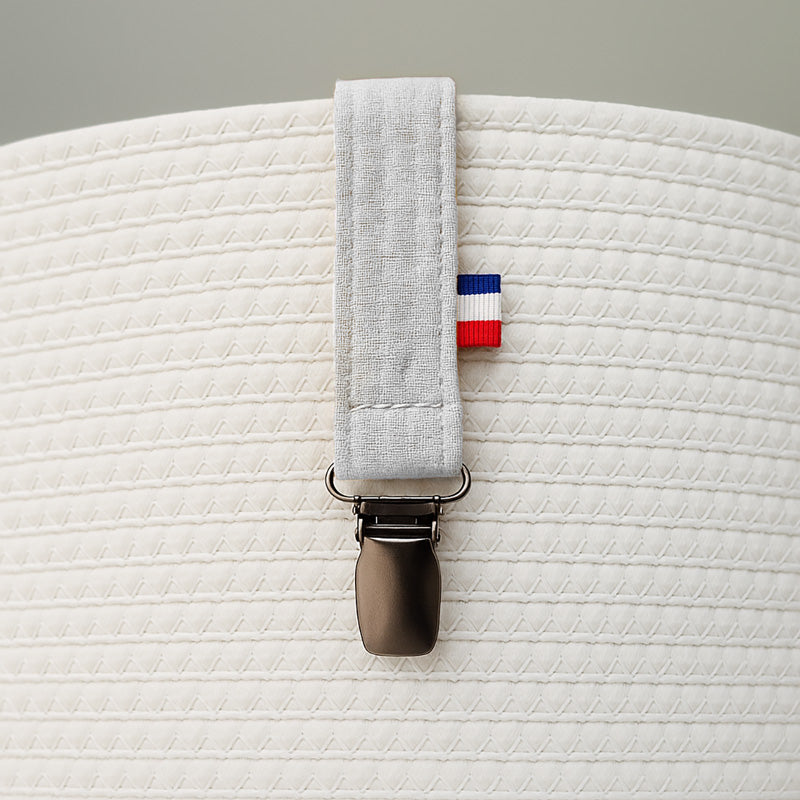 Suttekæde i hvid økologisk bomuld – fremstillet i Frankrig, holder sutten ren og lige ved hånden