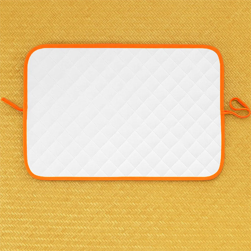 Pusleunderlag i økologisk bomuld – sammenklappeligt og vandafvisende med blød polstring, perfekt til skift hjemme og på farten.