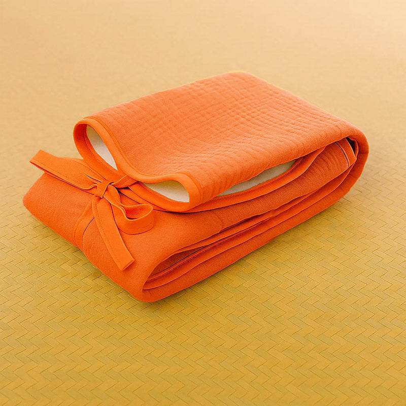 Pusleunderlag i økologisk bomuld – sammenklappeligt og vandafvisende med blød polstring, perfekt til skift hjemme og på farten.