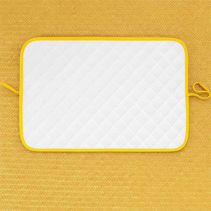 Pusleunderlag i økologisk bomuld – sammenklappeligt og vandafvisende med blød polstring, perfekt til skift hjemme og på farten.