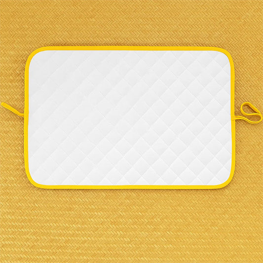 Pusleunderlag i økologisk bomuld – sammenklappeligt og vandafvisende med blød polstring, perfekt til skift hjemme og på farten.