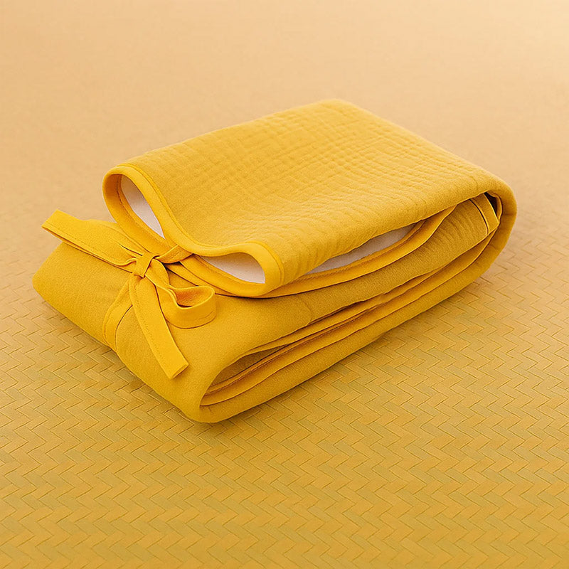 Pusleunderlag i økologisk bomuld – sammenklappeligt og vandafvisende med blød polstring, perfekt til skift hjemme og på farten.