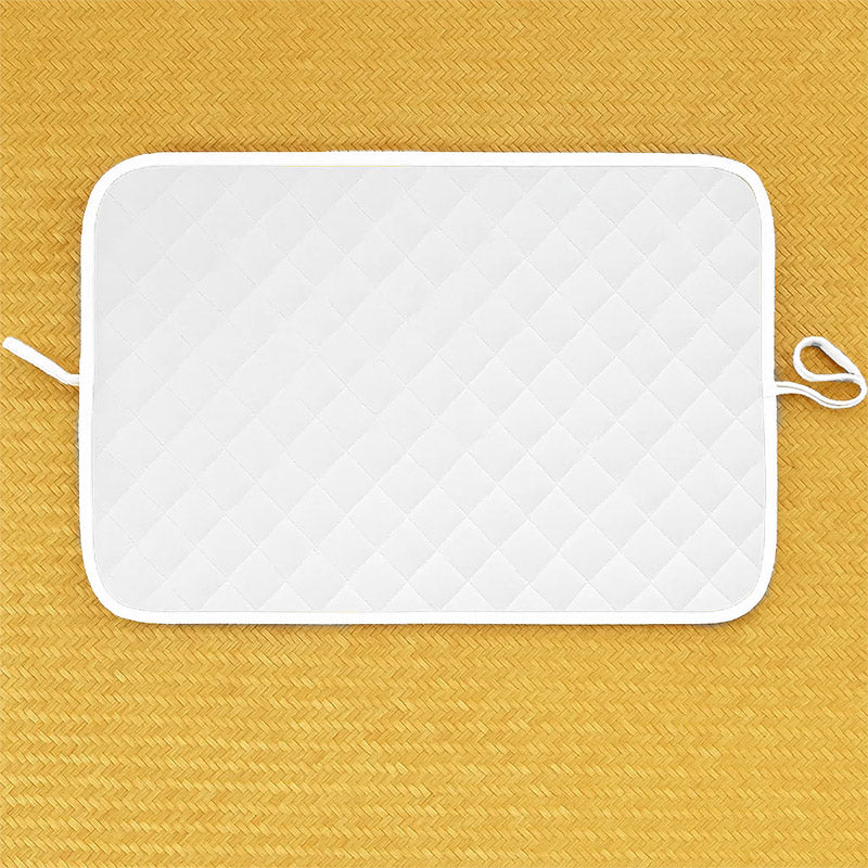 Pusleunderlag i økologisk bomuld – sammenklappeligt og vandafvisende med blød polstring, perfekt til skift hjemme og på farten.