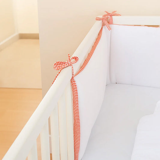 Sengerand i økologisk bomuld – hvid, ternet og blød med Oeko-Tex-certificeret fyld, passer til tremmesenge 60x120 og 70x140 cm, fremstillet i Frankrig.