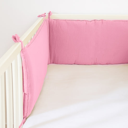 Sengerand i økologisk bomuld – lyserød og blød med Oeko-Tex-certificeret fyld, passer til tremmesenge 60x120 og 70x140 cm, fremstillet i Frankrig.